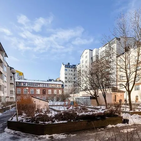 Tilava Ja Moderni Kolmio Kalliossa