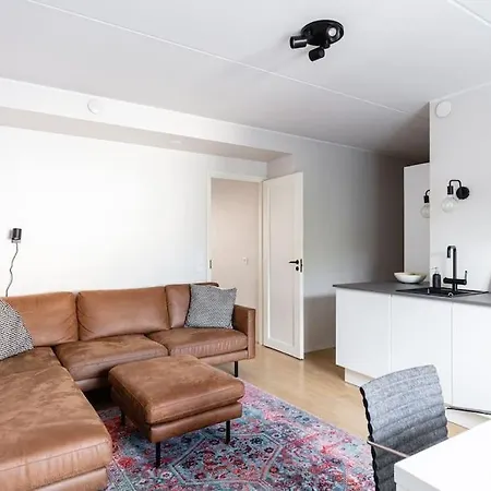 Apartamento Tilava Ja Moderni Kolmio Kalliossa Helsinki